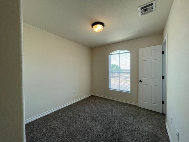 Building Photo - Town home for rent