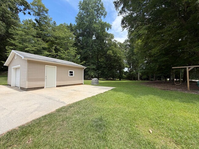 Building Photo - 5126 Hickory Grove Rd