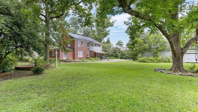 Building Photo - 2104 Castle Hayne Rd