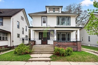 Building Photo - Beautiful Two Bedroom Lower Unit! Available NOW!!