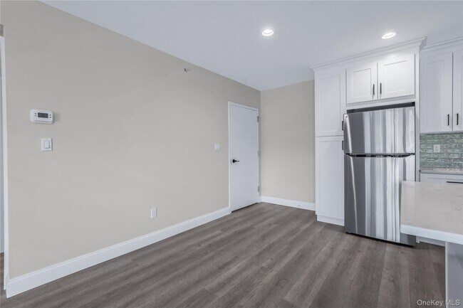 Building Photo - 110 School St