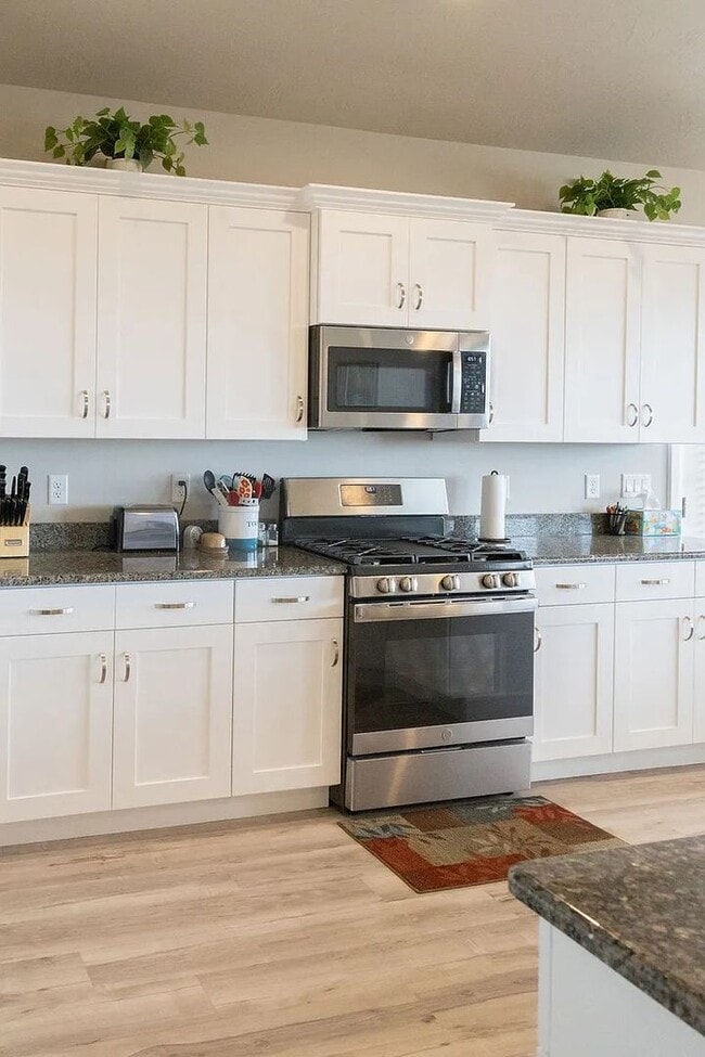 Building Photo - 3 Bedroom Furnished Home! Short term lease!! Available from May 1st - October 31st!