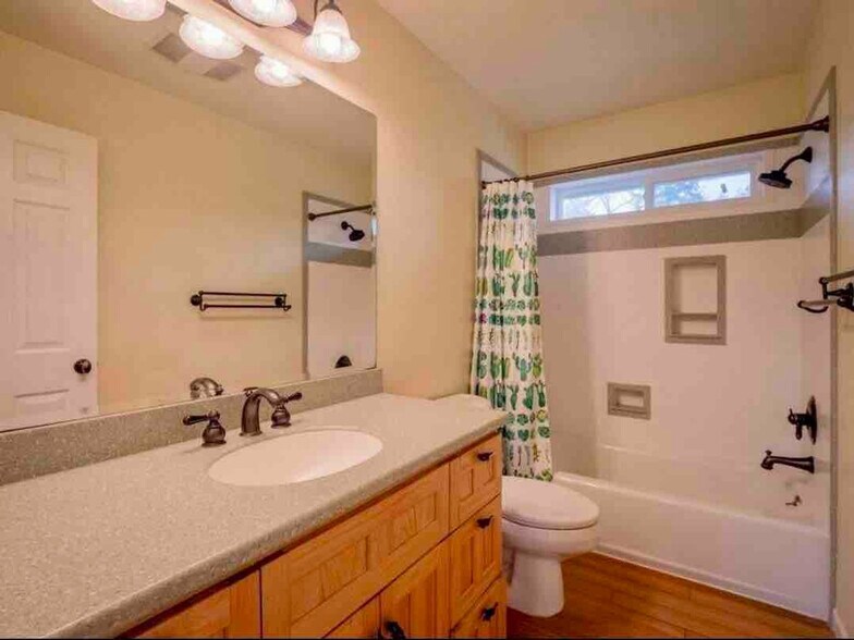 Building Photo - 1428 Crown Ave