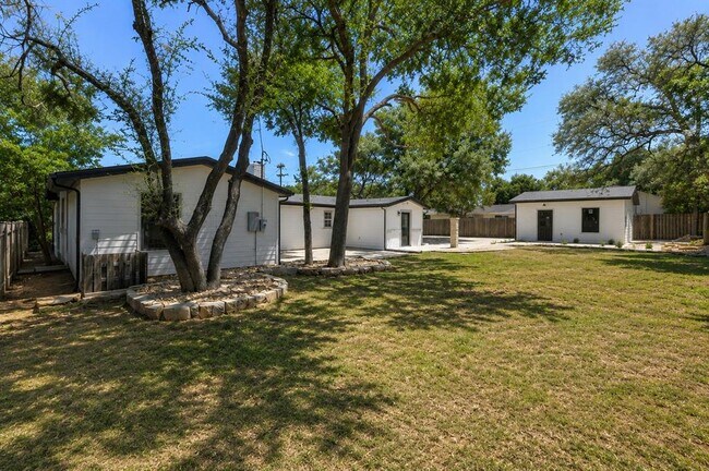 Building Photo - 303 Lakeway Dr