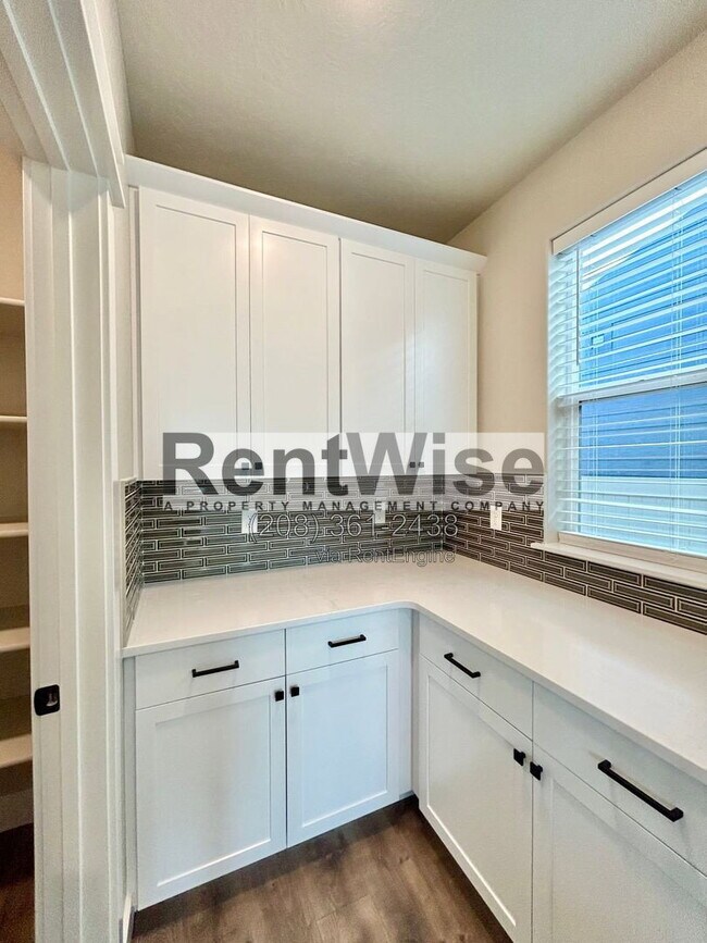 Building Photo - 5925 W Sprig Dr