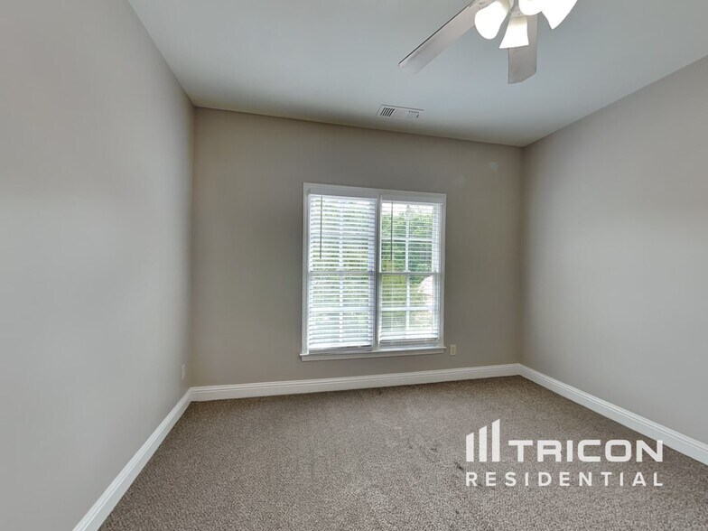 Building Photo - 5840 Cool Springs Dr