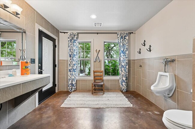 Building Photo - 1115 Red Bud Dr