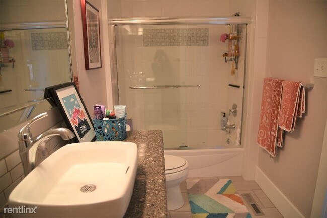Building Photo - 1 br, 1 bath Apartment - 1203 West Oak Street