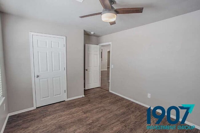 Building Photo - Contemporary 3-Bedroom Home in Yukon – Modern Finishes & Open Layout! - NO PETS