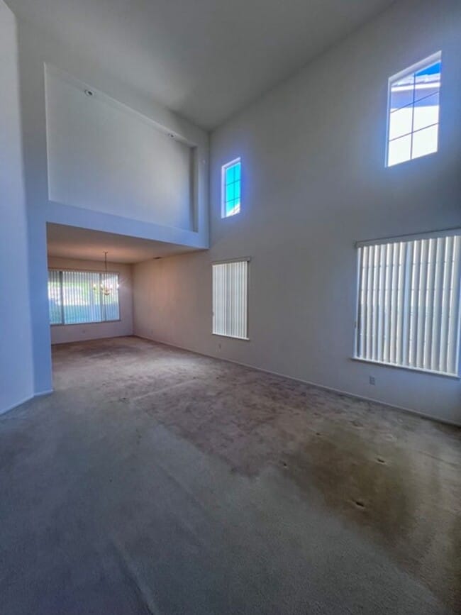 Building Photo - Large 4 bedroom Murrieta home with a loft ...