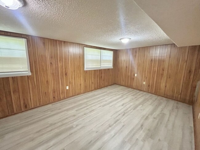 Building Photo - THREE BEDROOM/TWO BATH SPACIOUS HOME - CON...