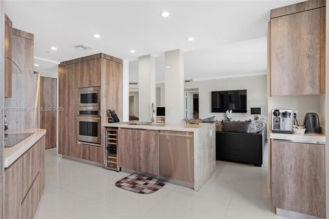 Building Photo - 848 Brickell Key Dr