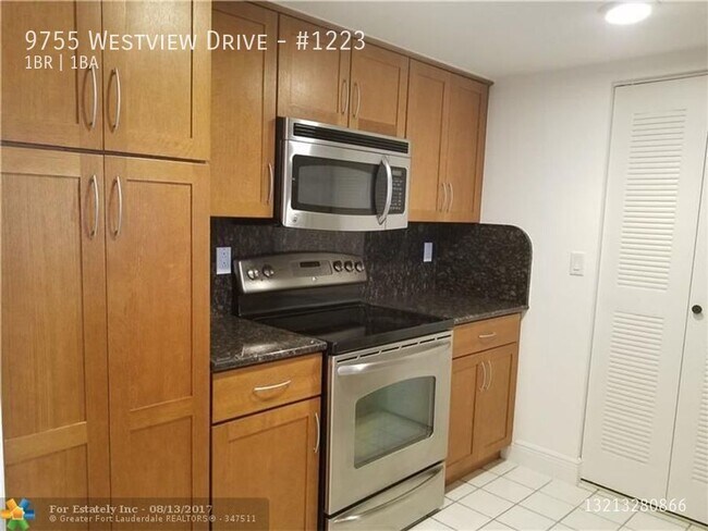 Building Photo - 9755 Westview Dr