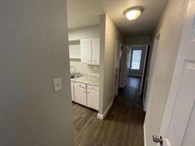 Building Photo - Two bedroom, 1 bathroom apartment - Move in Special