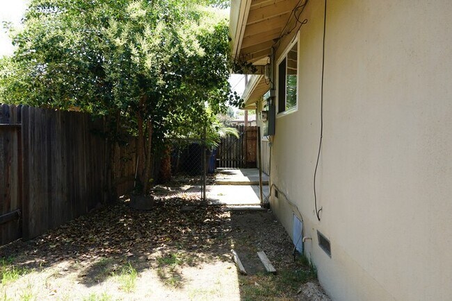 Building Photo - 3 bedroom 1 bath duplex in the wonderful city of Fair Oaks!
