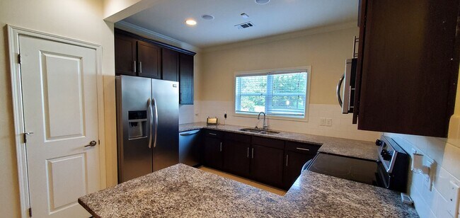 Building Photo - Preleasing for Fall 2026 - 4 Bedroom 4 Bat...