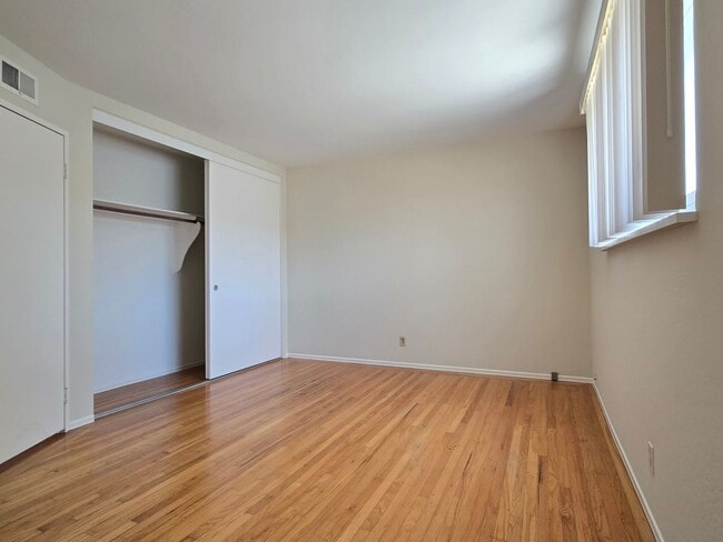 Building Photo - Spacious Split Level Home, Wood Floors, Fr...
