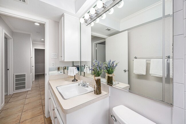 Building Photo - 5511 Loch Lomond Dr