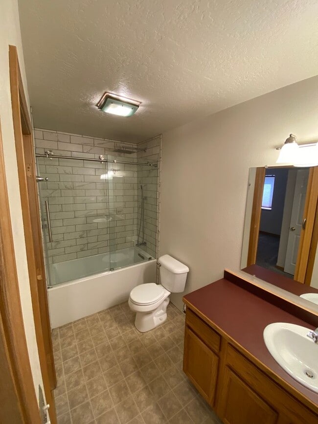 Building Photo - 3 Bed - 2 Bath - Fenced Yard