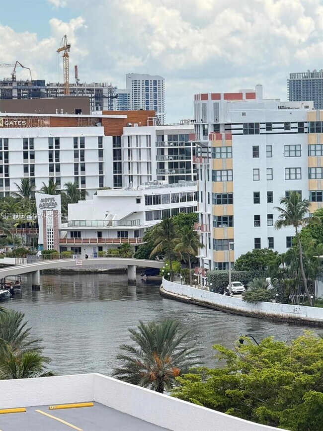 Building Photo - 2625 Collins Ave