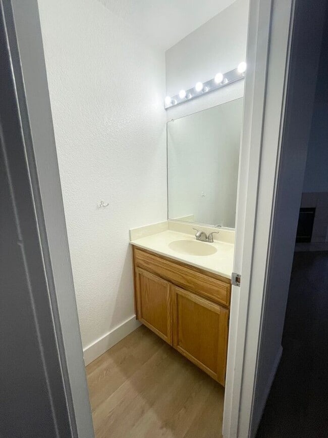Building Photo - Spacious 2 Bedroom Condo with Garage — Min...