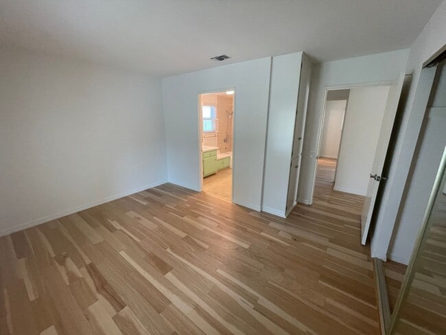 Building Photo - Awesome home on massive lot, 55+ community