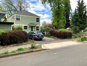 Building Photo - 3 Bed, 1.5 Bath near Rose Garden and Willamette River bike path in Whiteaker
