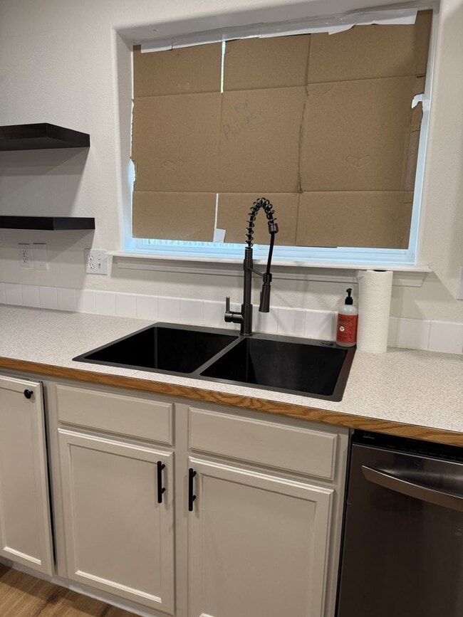 Building Photo - HARD TO FIND 4 BEDROOM