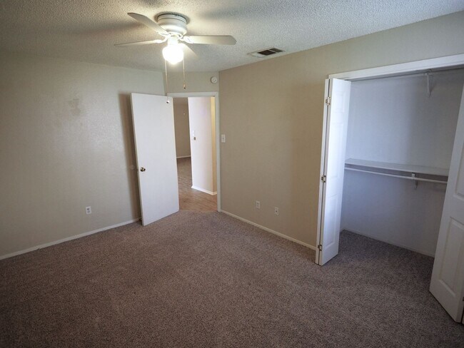 Building Photo - Amazing Round Rock Duplex!