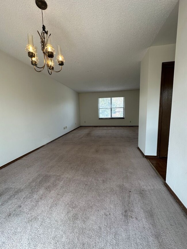 Building Photo - Lovely 4 bedroom house avail now