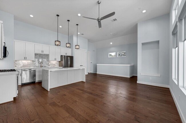 Building Photo - 804 Woodcrest Dr
