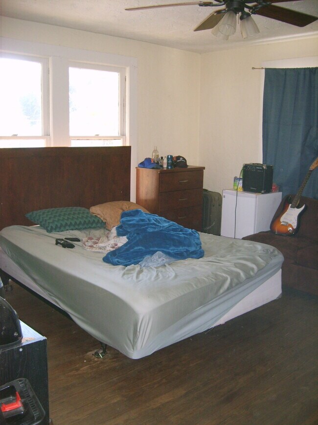 Building Photo - Huge 3 Bedroom, 1 Bathroom Apartment Steps From UF in Fifth Avenue