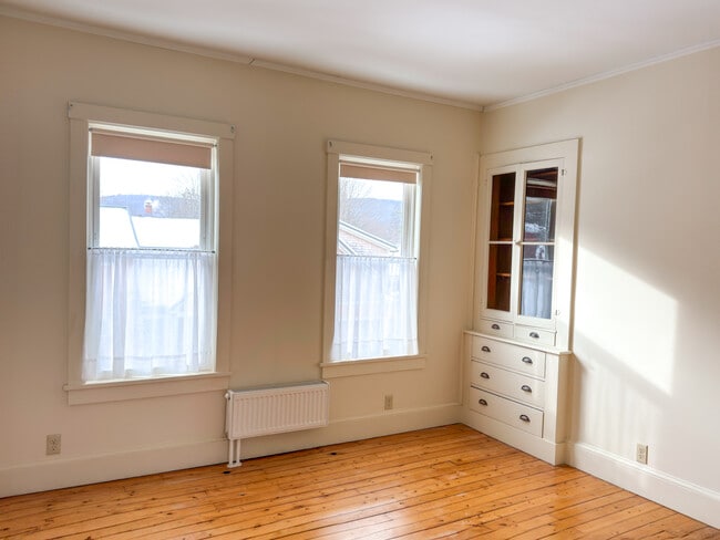 Building Photo - 14 Maple St