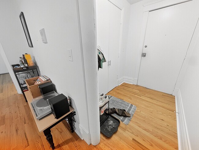 Building Photo - Large 2 BR/ 1 BA in Fantastic Wicker Park Location