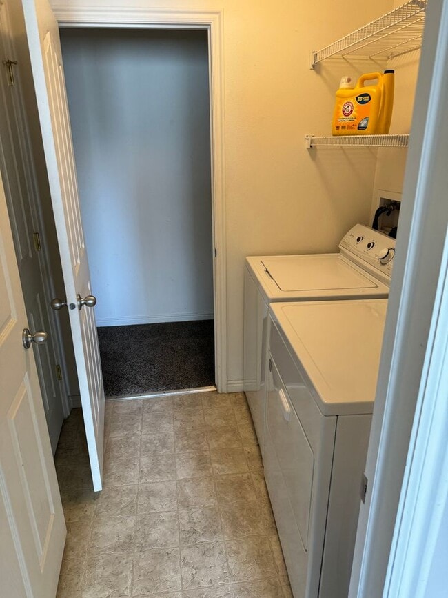 Building Photo - 3 bed 2 bath apartment