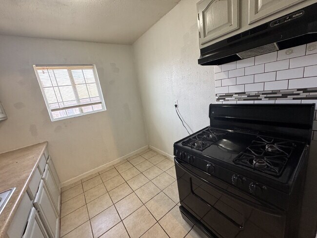 Building Photo - Fouplex unit ready to move in in Castle Hill!