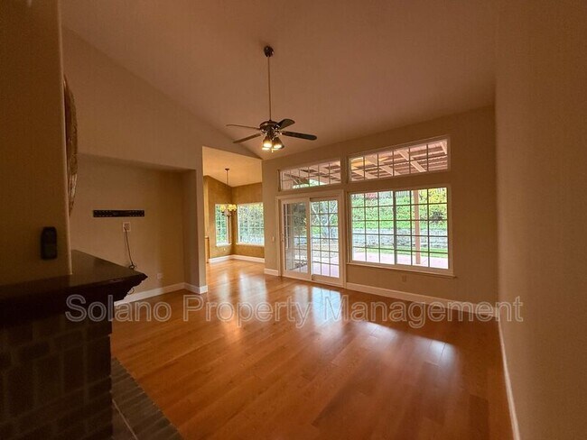 Building Photo - 685 Hillcrest Cir