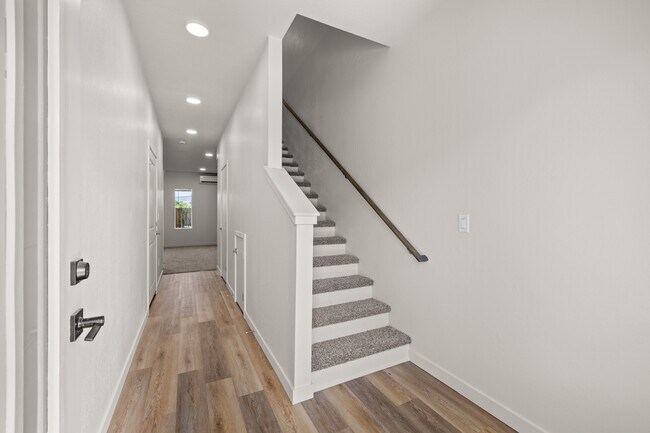 Building Photo - 2028 Sunset Dr