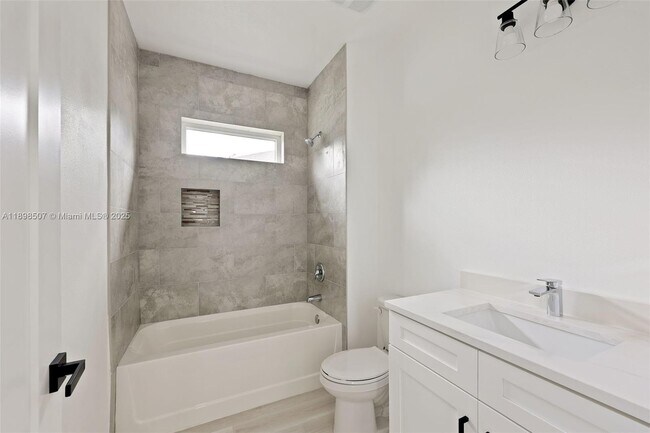 Building Photo - 746 Harriet Ave SW