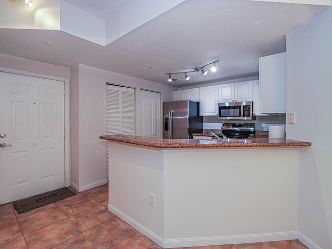 Building Photo - 5060 Fairways Cir