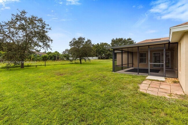 Building Photo - 1392 SW Sudder Ave