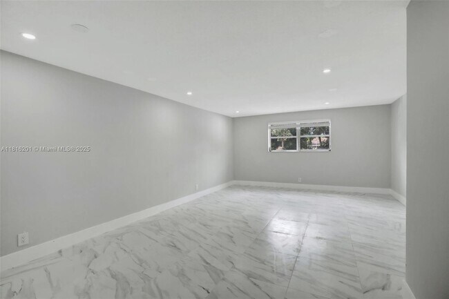 Building Photo - 5420 Hollywood Blvd
