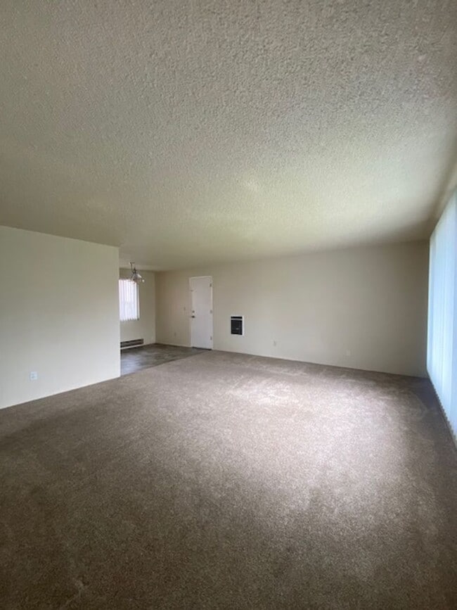 Building Photo - Must See Lebanon Home!