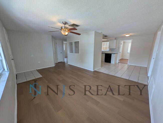 Building Photo - 3 bed,2 bath ~ With garage, workshop & shed!! NEW floors, NEW paint! Updated bathroom & kitchen w...