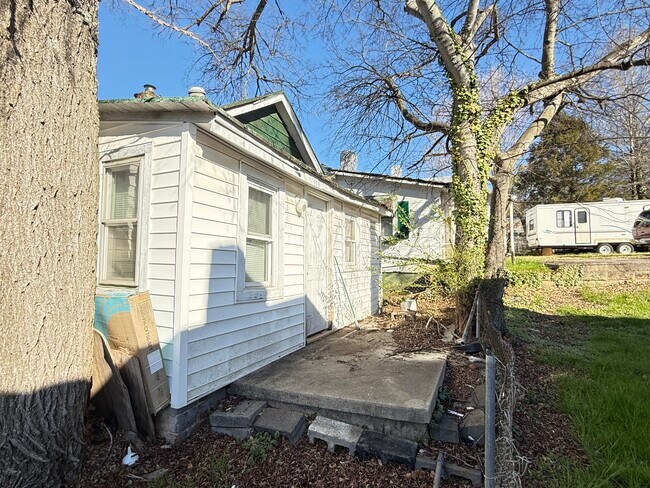 Back Patio - 400 Farrar St