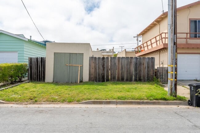 Building Photo - 241 Clay St