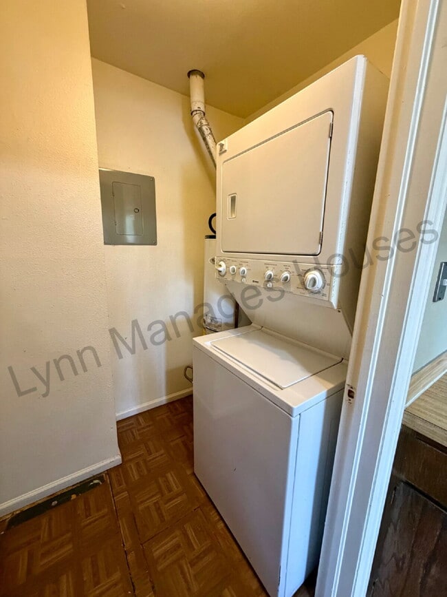 Building Photo - One Bedroom - Awesome Location!