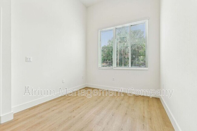 Building Photo - 221 S Bumby Ave