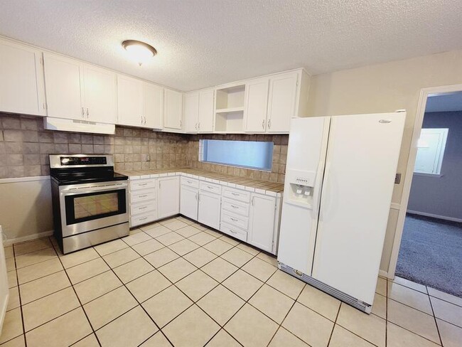 Building Photo - 1744 S Lark Ln