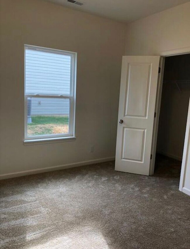 Building Photo - FENCED BACKYARD - 3 Bedroom 2 Bath house plus den/office